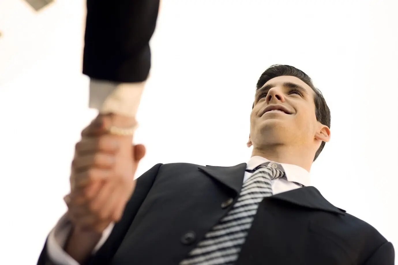 Крупный план менеджера, пожимающего руку.